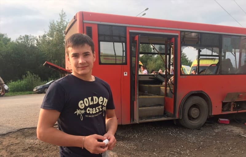 Permda YTHga uchragan avtobus yo‘lovchilari 20 yoshli o‘zbekistonlik yigit tomonidan qutqarildi