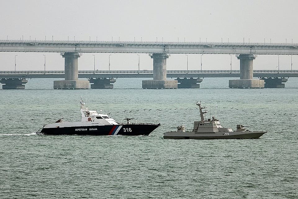 Россия Украинага Керчда ушланган кемаларни қайтарди 