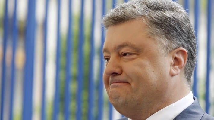 Порошенко ташрифларидан бири вақтида аёлнинг бошидан шапкасини юлиб олди (видео) 