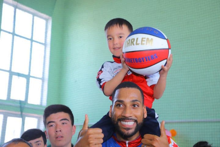 Баскетболисты Harlem Globetrotters провели учебную игру и тренинг против буллинга в Намангане