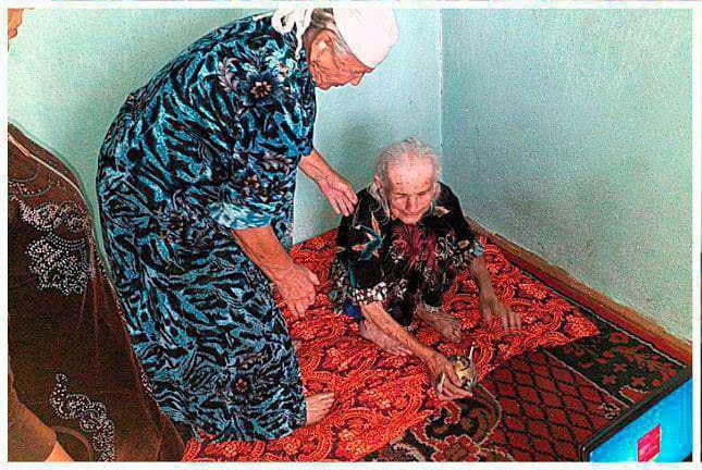 «Ularning sochlari qorayib, yangi tishlari o‘sib chiqmoqda...» - 80 yoshli qizi qaramog‘idagi 120 yoshni qoralagan onaxon