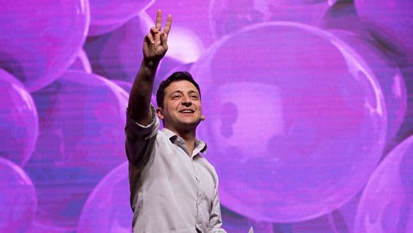 Зеленский Порошенкодан кўра яхшироқлигини айтди 