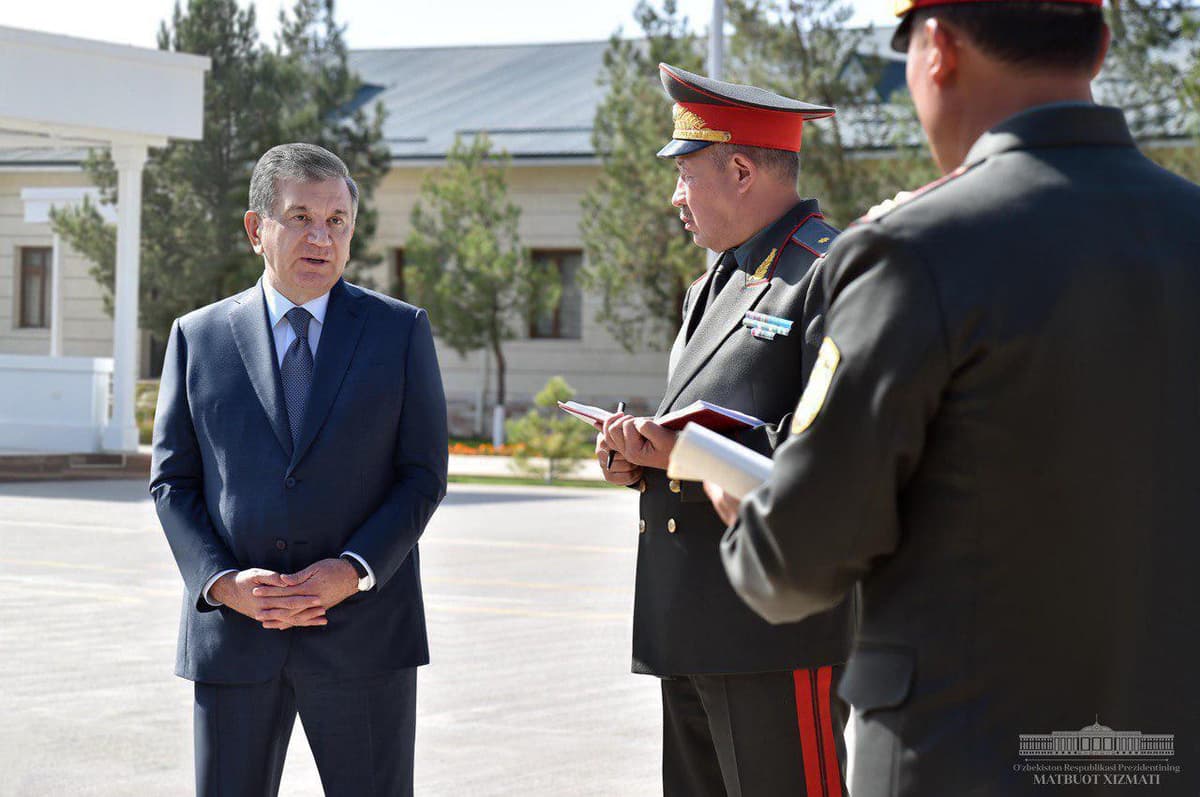 Prezident Denovdagi harbiy qismda harbiy xizmatchilarning o‘quv faoliyati bilan tanishdi