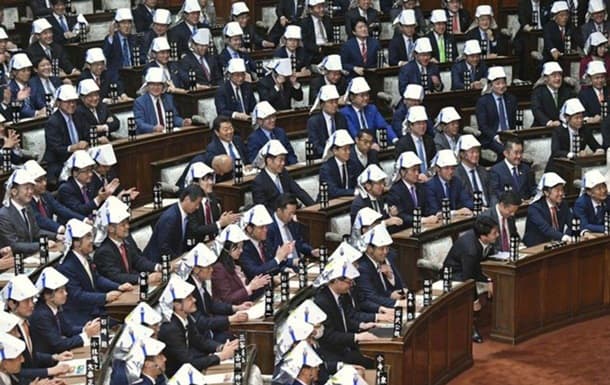 Yaponiyada deputatlar yig‘ilishni boshlariga shlem kiygan holda o‘tkazishdi 