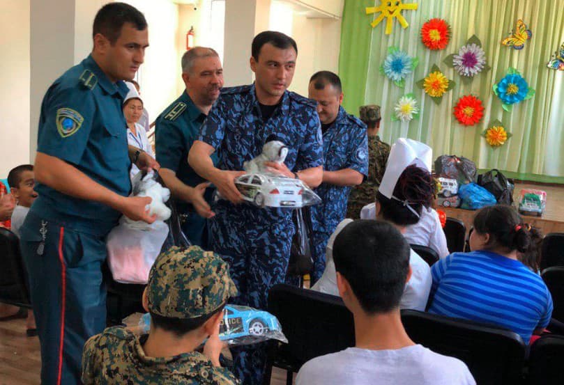 «Siz davlat himoyasidasiz». Farg‘ona viloyat IIB tomonidan muruvvat uyi tarbiyalanuvchilariga sovg‘alar ulashildi 