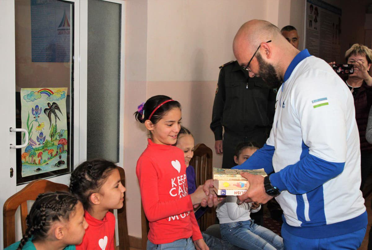 Harbiy chempionlar bolalarga sovg‘a ulashdi