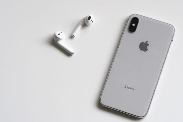 Apple ayfonlardagi “olma” belgisini odatdagi joyidan boshqa yerga ko‘chiradi 