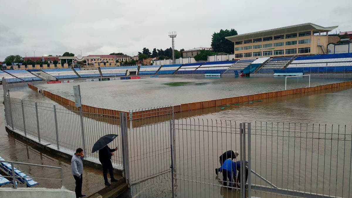 Foto: «Dinamo» stadionini suv bosdi. «Navbahor»ga qarshi o‘yin qoldirilishi kutilmoqda