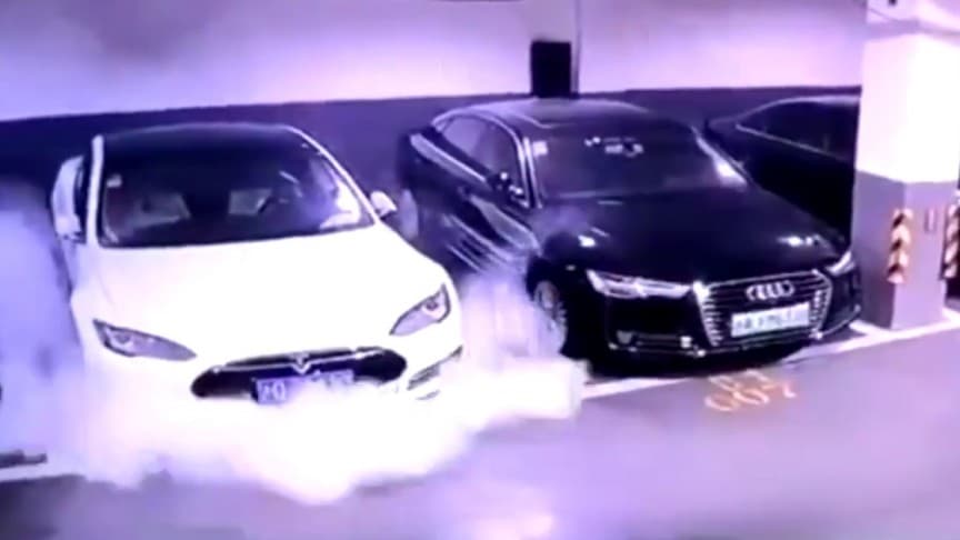 Xitoyda Tesla elektrokari noma'lum sababga ko‘ra portlab ketdi (video)