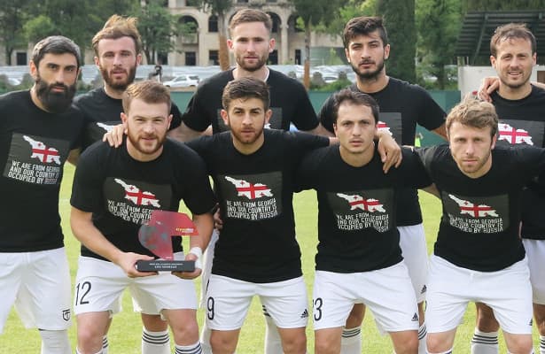 Foto: Gruziyadagi futbolchilar o‘yinlarga Rossiyaga qarshi shiorlar yozilgan futbolkalarda chiqishdi