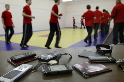 Россияда мактабларда телефондан фойдаланишни тақиқлашмоқчи
