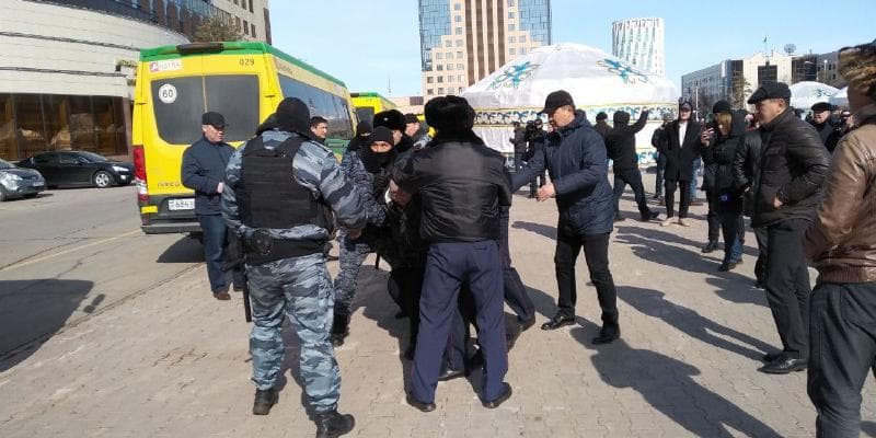 Қозоғистон пойтахтида шаҳар номини ўзгартириш тарафдорлари ва унга қаршилар муштлашишди
