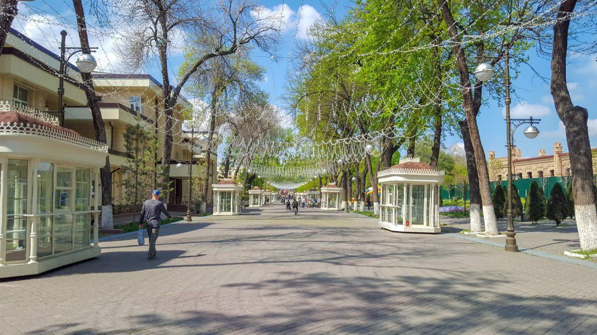 В Ташкенте начали сдавать в аренду торговые киоски на Бродвее