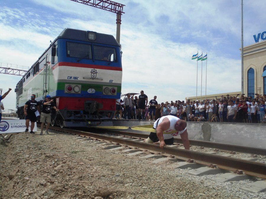 Foto: Xivada dunyo polvonlari poezd lokomotivini tortib kuch sinashdi