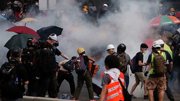 Hongkong politsiyasi namoyishchilarni tarqatish bo‘yicha operatsiya o‘tkazmoqda