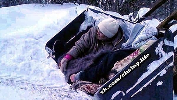 Татаристонда беморни тез ёрдам машинасигача трактор ковшида етказишга тўғри келди