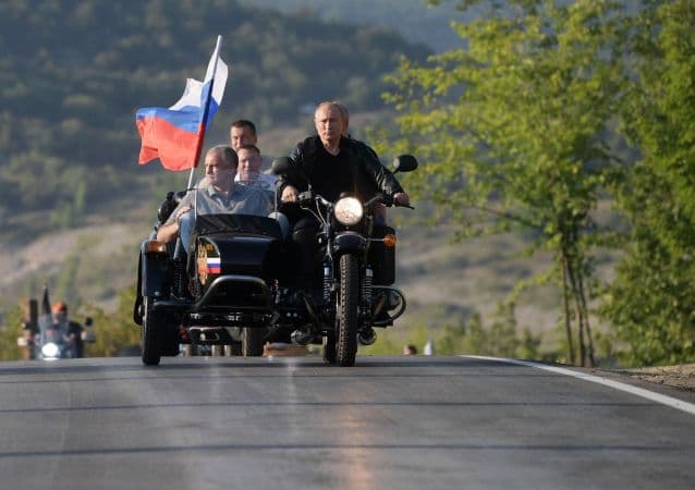 Putin Qrimdagi bayk-shouga «Ural» mototsiklini minib keldi. Kiyev norozilik bildirdi