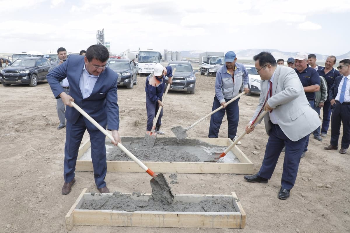 Surxondaryoda yana bir yirik sement zavodiga tamal toshi quyildi
