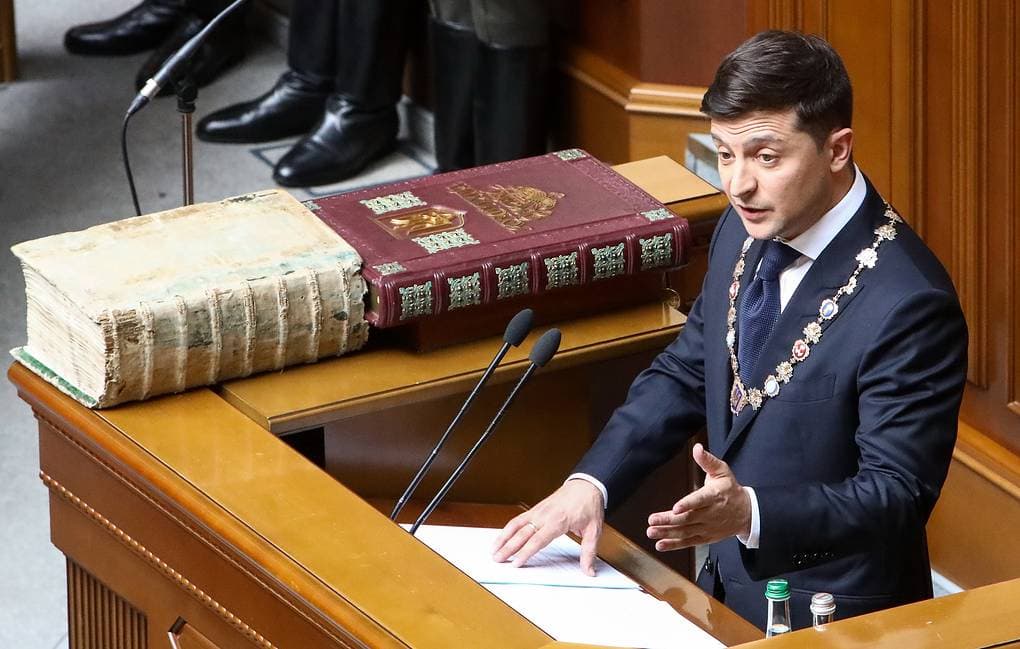 Zelenskiy amaldorlardan ish kabinetlariga uning suratlarini qo‘ymasliklarini so‘radi