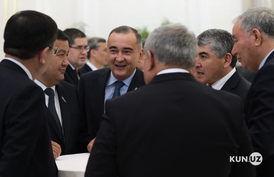 Vazirlar va hokimlar bittadan maktabni otaliqqa oladi