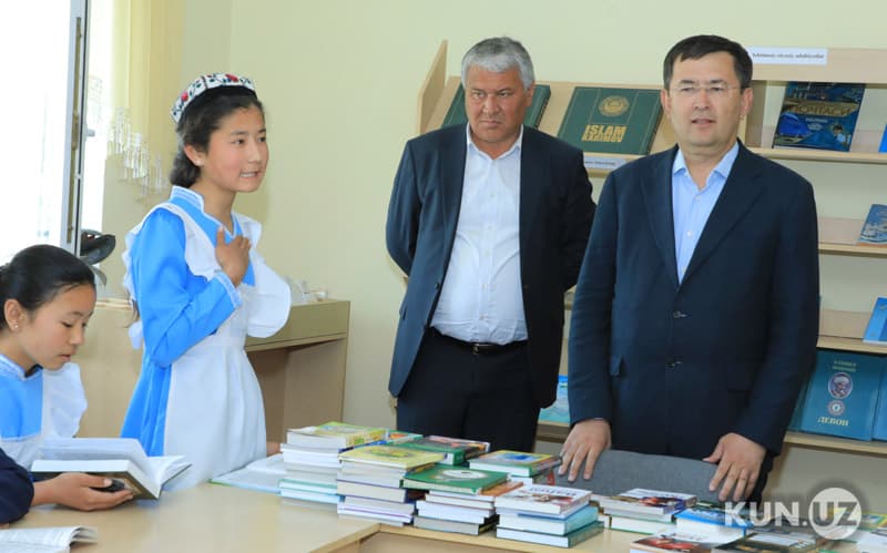 Jizzax va Samarqand viloyati hokimlari Samarqandda o‘zlari o‘qigan maktablarga kitoblar sovg‘a qilishdi - fotolar