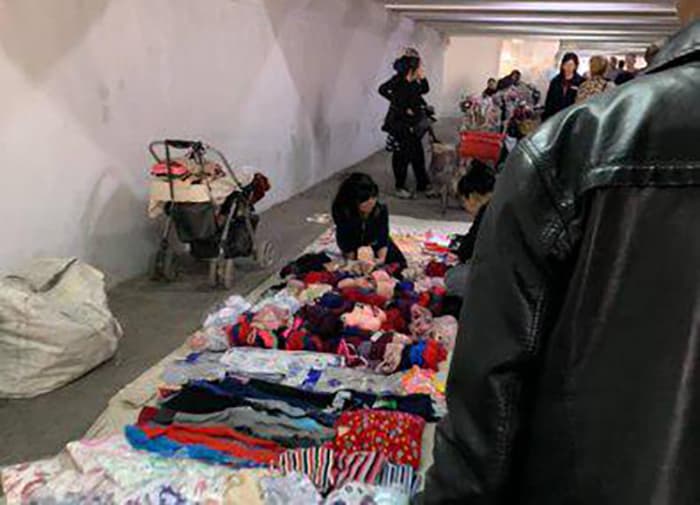 В Узбекистане планируют запретить розничную торговлю в подземных переходах и на проезжей части дорог 