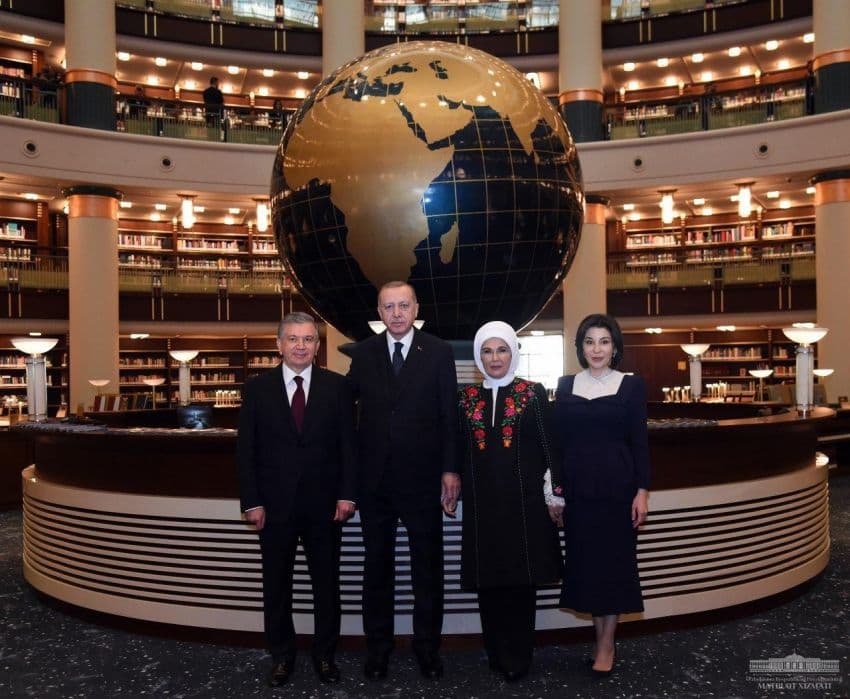 Foto: Shavkat Mirziyoyev va Ziroat Mirziyoyeva Anqaradagi xalq kutubxonasining ilk faxriy mehmonlari bo‘ldi