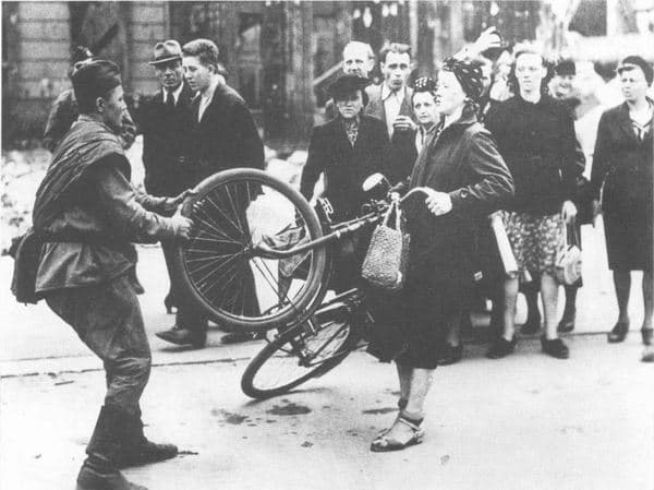 Million dona palto, million tonna kartoshka va Hitler ishlatgan telefon - SSSR Germaniyadan qanday tovon undirgan?