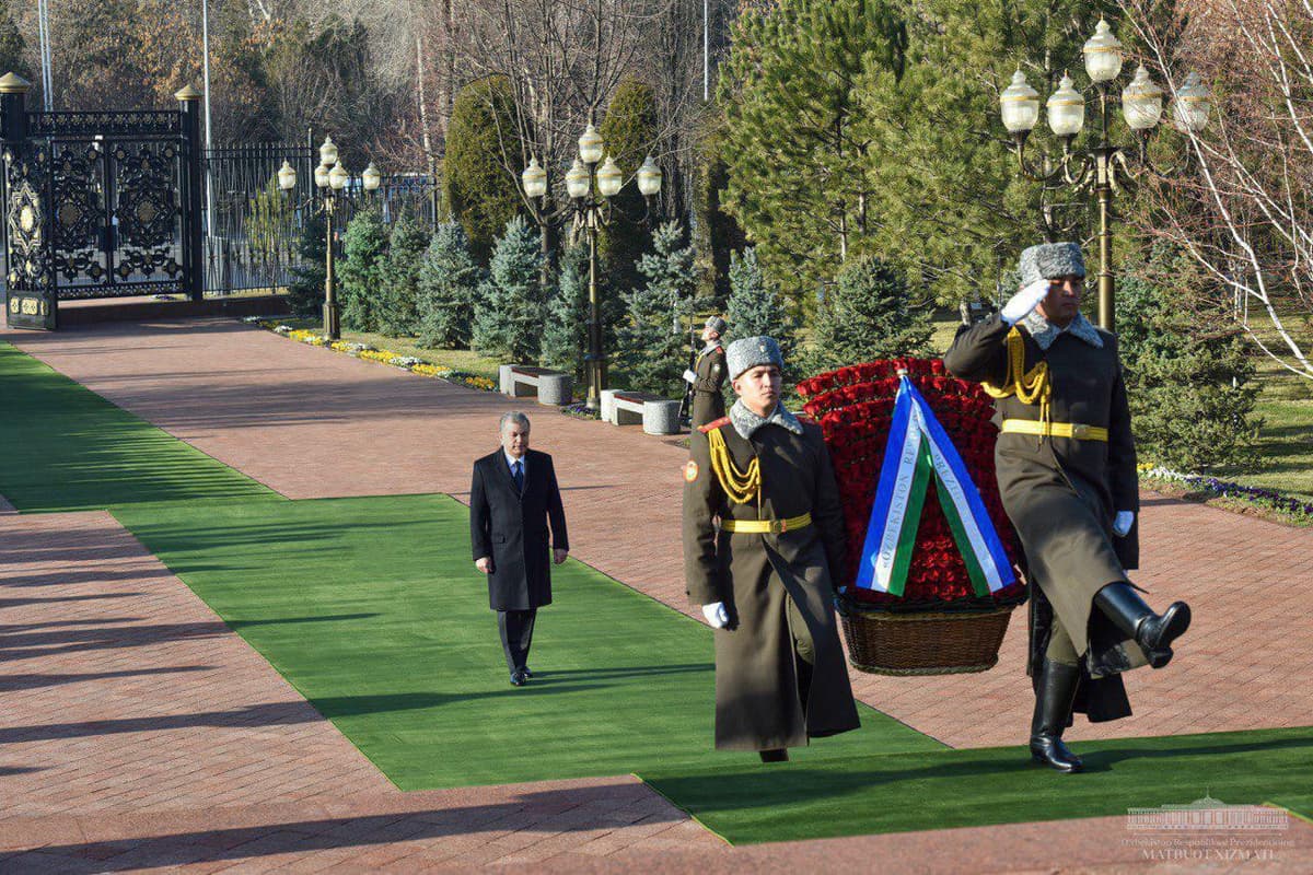 Shavkat Mirziyoyev Islom Karimov xotirasiga hurmat bajo keltirdi 
