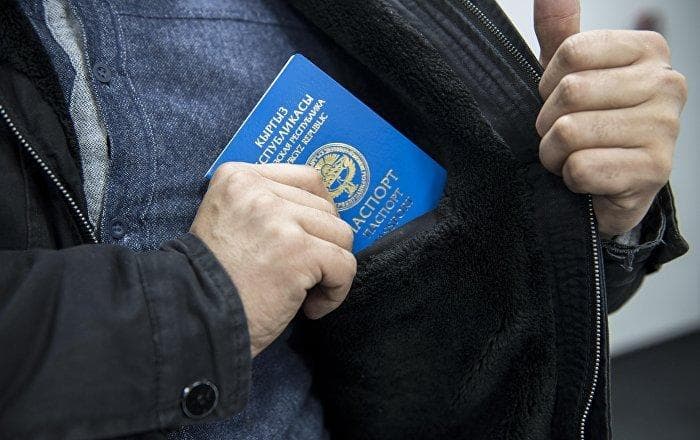 O‘zbekistonlik migrant Peterburgda qirg‘iz pasportini sotib olgani uchun sud oldida javob beradi