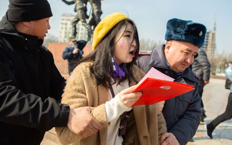 Бишкекда аёлларга нисбатан зўравонликка қарши митинг ўтказган аёллар қўлга олинди