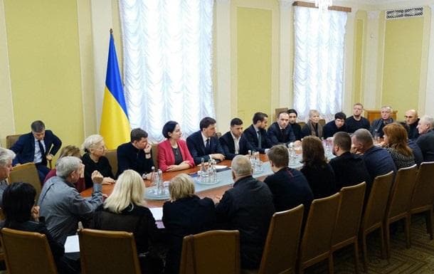 Zelenskiy Erondagi aviahalokat qurbonlari qarindoshlari bilan uchrashdi