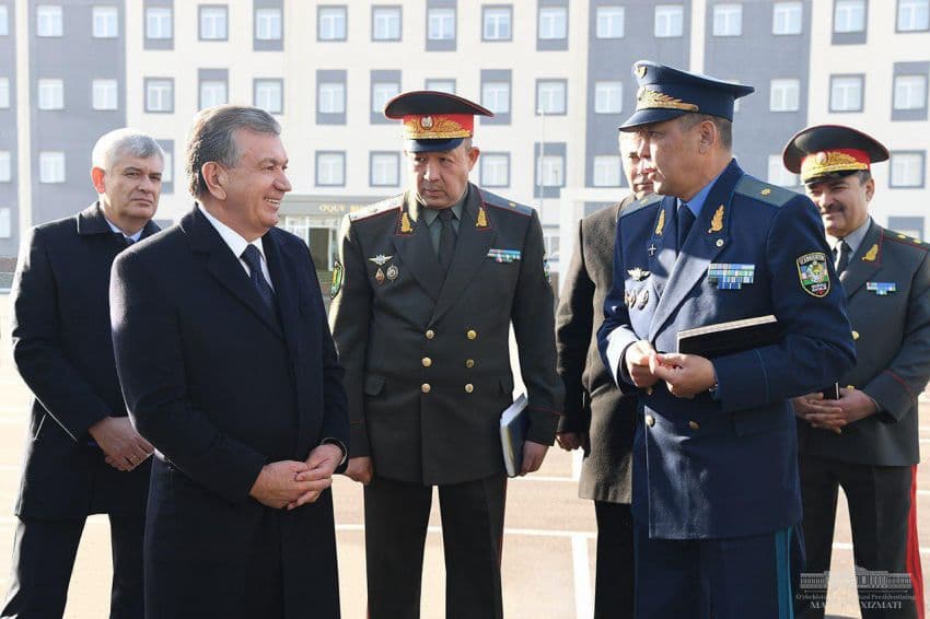 Prezident harbiy institut va harbiy qismga bordi