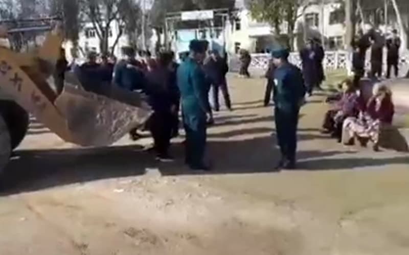 Qashqadaryoda IIB xodimi ustiga benzin sepildi: Barchasiga noqonuniy yer egallash sabab bo‘lgani oydinlashdi