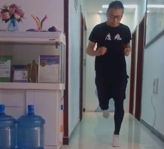 Kvartira ichida 50 km: Xitoylik marafonchilar koronavirus sababli uyda mashq qilmoqdalar 
