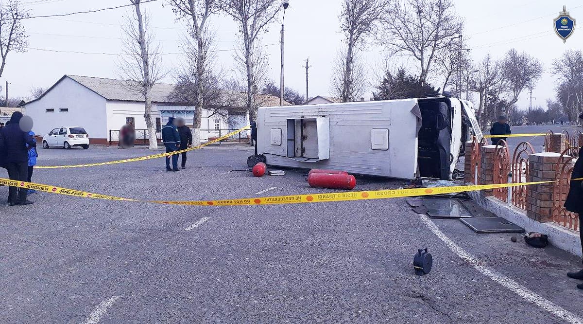 В Бекабаде опрокинулся автобус с 20 пассажирами