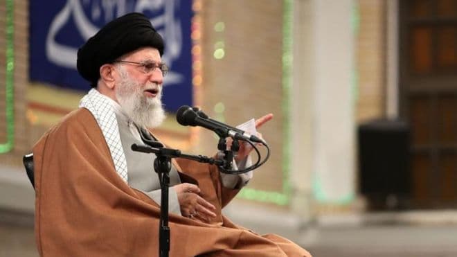 «Biz zarba berishga tayyormiz»: Xominaiy Trampga javob qaytardi