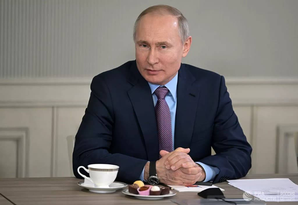 Путин ҳокимият тепасида қолиш учун турли “схема”лардан фойдаланмаслигини айтди