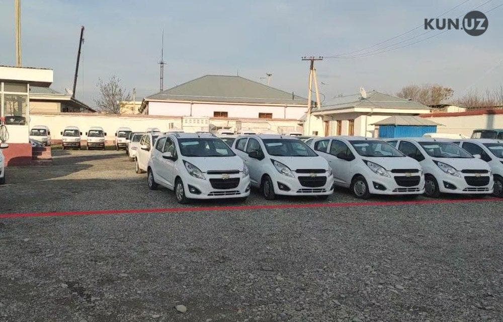 Tanqiddan so‘ng: Samarqanddagi avtosalonda mashinalar o‘z egalariga tarqatilmoqda