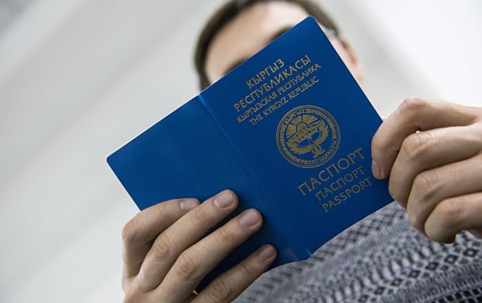 Узбекистанцы лидируют по числу принявших гражданство Кыргызстана