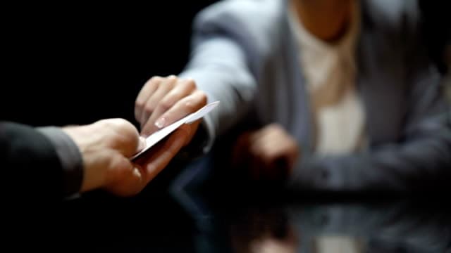 Kamchiliklarni rasmiylashtirmaslik evaziga pora talab qilgan tekshiruvchi ushlandi