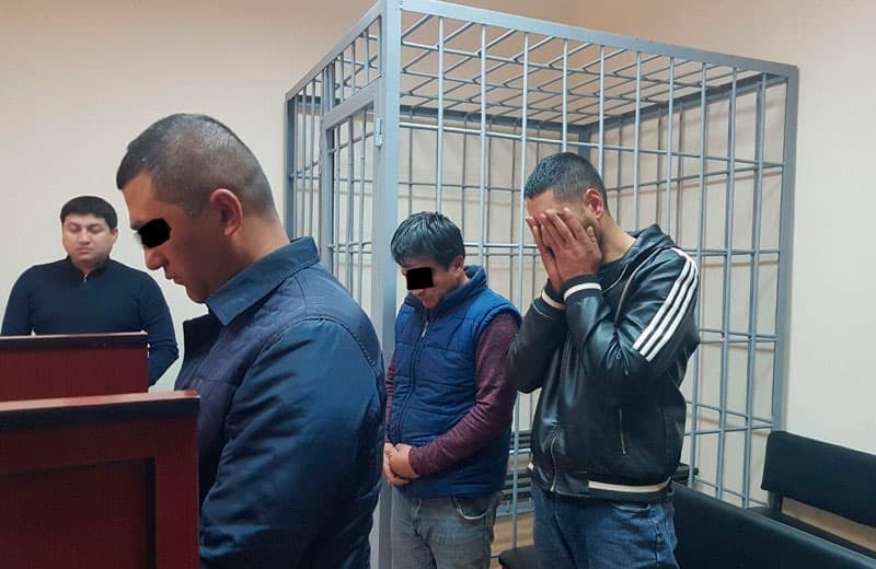 Самарқандда кўчани яланғоч кезган йигитлар 15 суткага қамалди