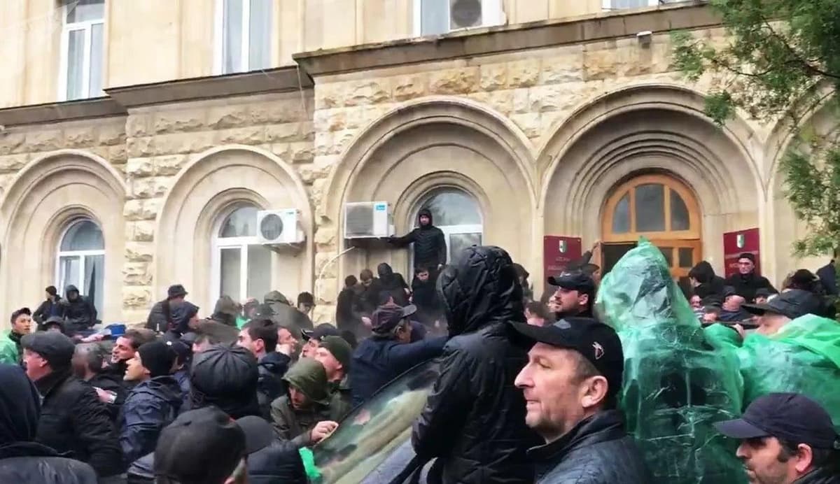 В Абхазии оппозиция устроила штурм администрации президента