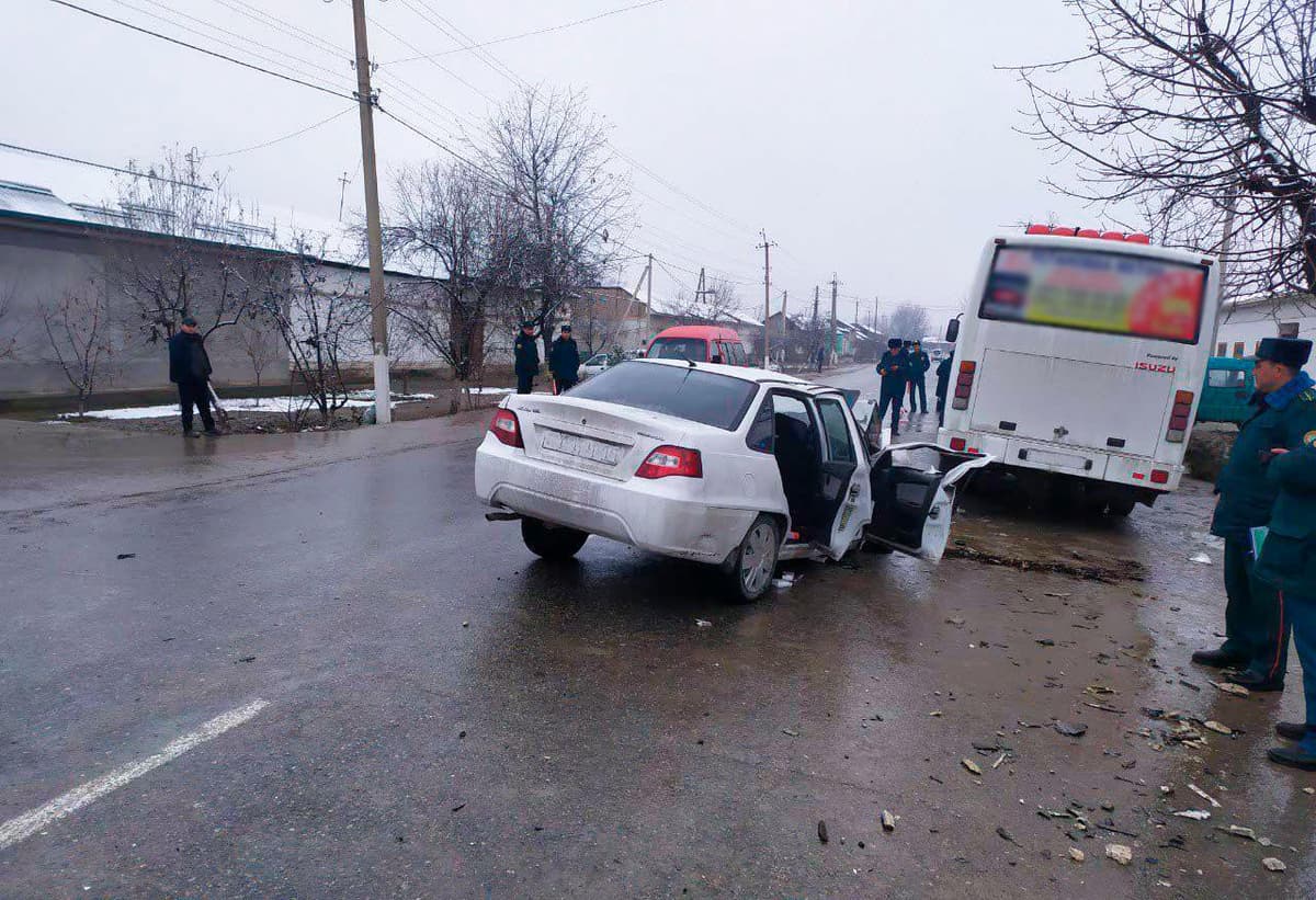 Namanganda «Neksiya» 30 nafar yo‘lovchisi bo‘lgan avtobus bilan to‘qnashdi