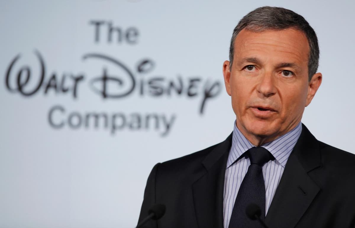 Мактабда «Қирол шер» фильми намойиш этилгани учун Disney юристлари пул талаб қилди. Компания раҳбари узр сўраб чиқди