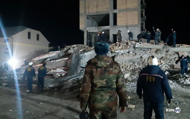 Foto: Jizzaxda qurilayotgan ko‘p qavat uy qulashidan keyingi holat
