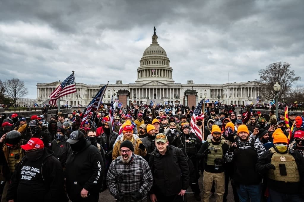 Сторонники Трампа ворвались в здание Конгресса во время утверждения президента Байдена