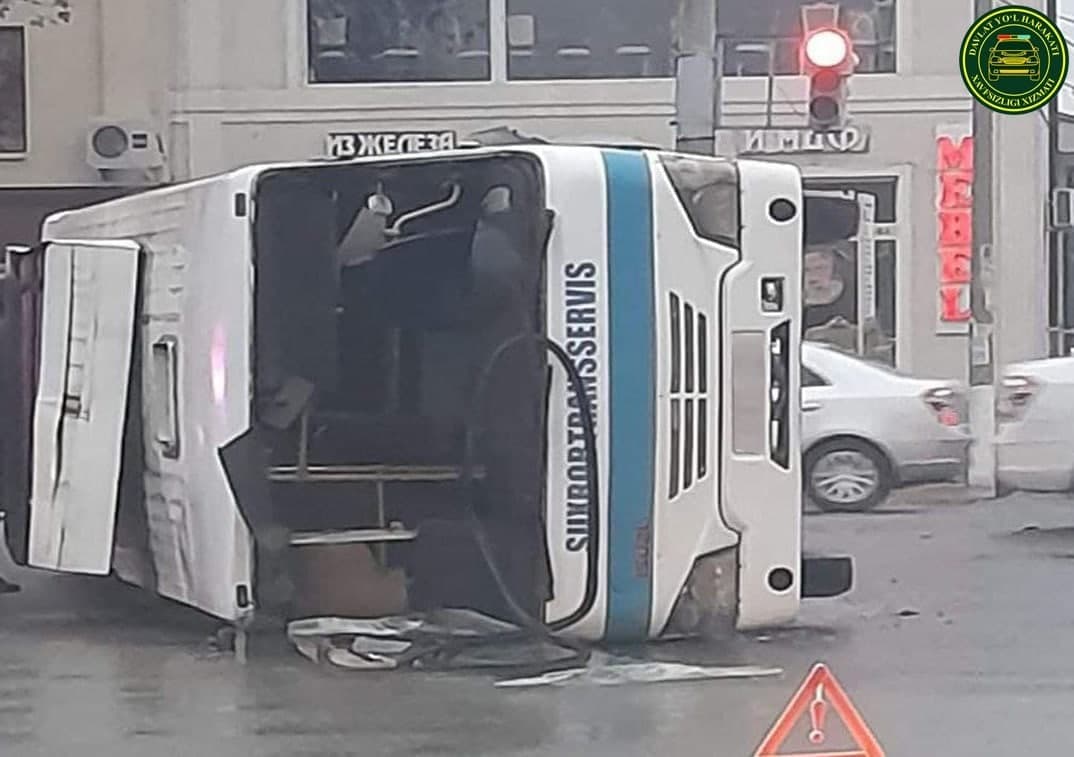 В Самарканде перевернулся пассажирский автобус