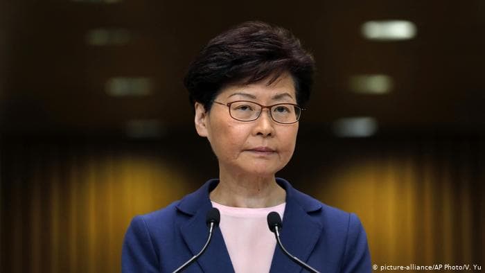Hongkong rahbari bankda hisob raqami yo‘qligi uchun faqat naqd puldan foydalanishini aytdi