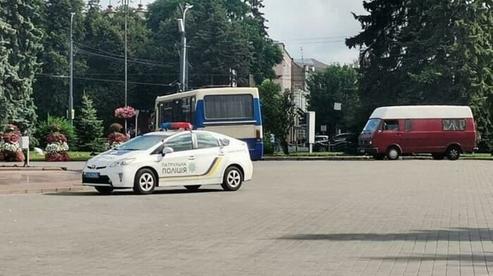Ukrainada noma'lum shaxs ichida yo‘lovchilari bo‘lgan avtobusni garovga oldi
